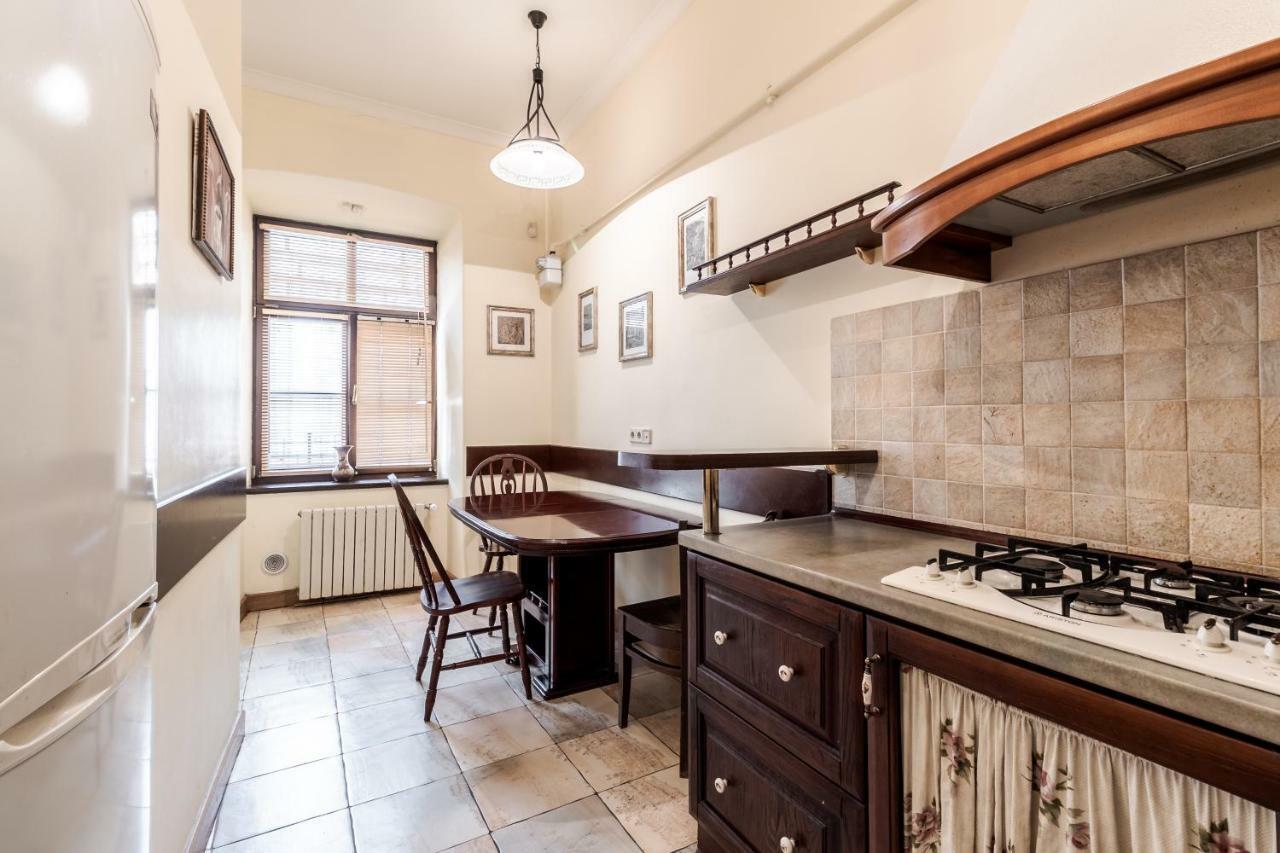 Tut Staroevreyska With Terrace Apartman Lviv Kültér fotó
